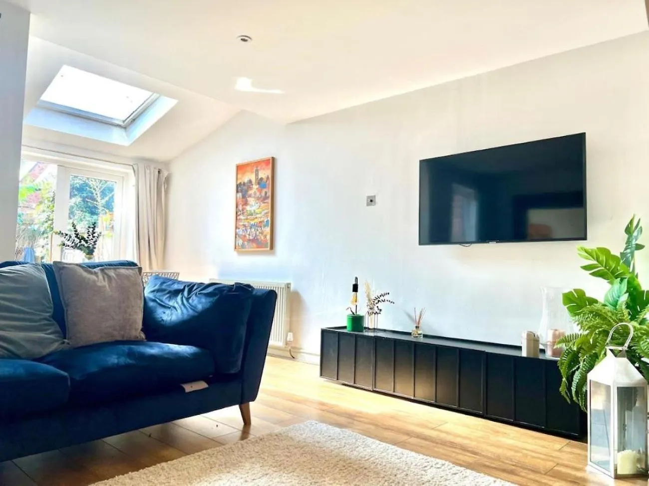 Beautiful 4-Br! Outdoor Seating! 2 Free Parking! Sleep 9 Villa Manchester 0*,