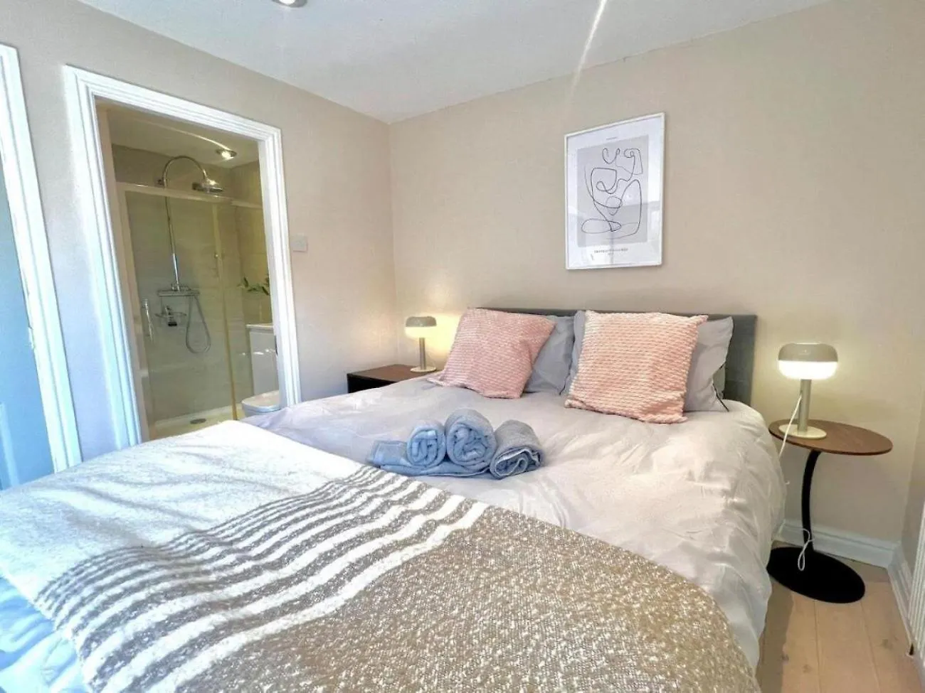Beautiful 4-Br! Outdoor Seating! 2 Free Parking! Sleep 9 Villa Manchester United Kingdom
