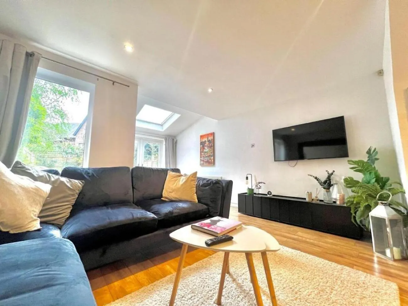 Beautiful 4-Br! Outdoor Seating! 2 Free Parking! Sleep 9 Villa Manchester