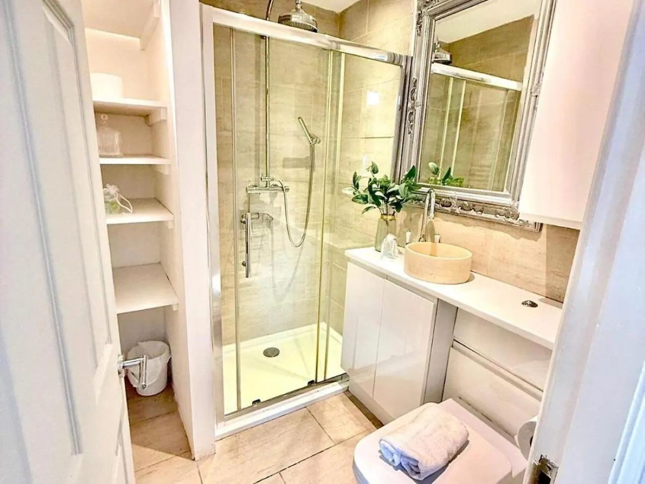 Beautiful 4-Br! Outdoor Seating! 2 Free Parking! Sleep 9 Villa Manchester Holiday home